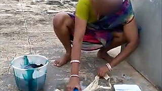 Desi Aunty Washing Clothes and flashing pussy in Saree