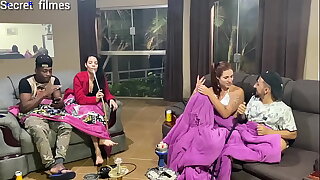 casal fode com a mulher do seu amigo enquanto ele foi dormir