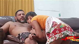 Jovem vagabunda, toda safada, espera a mã_e sair para brincar com o padrasto no sofá_ da sala