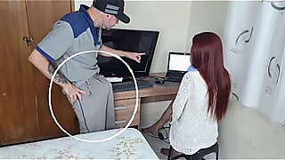 Dona de casa recebe té_cnico para consertar seu computador