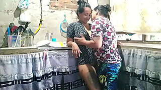 latina cachonda engañ_a a su esposo con su propia hermanastra, teniendo sexo en la cocina