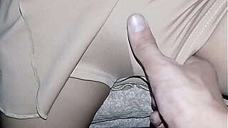 xxx cuido a mi hijastra pequeñ_a mientras vemos una pelicula