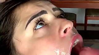 Patroa puta atiç_ou o Encanador até_ ele foder sua buceta e encher seu rosto de leite