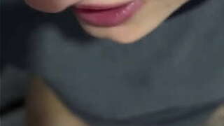 Fiquei com tanto tesã_o dentro da estaç_ã_o do metrô_ minha buceta estava toda molhada ! Fui da no banheiro e chupa esse pau grosso do meu marido .(EM PUBLICO)