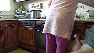 Indian bhabhi drinks my cumshot after flashing my HUGE dick in her kitchen!!!