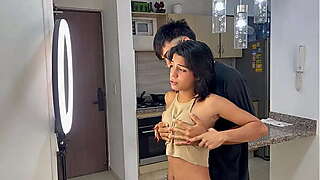 ayudo a mi pequeñ_a hermanastra en sus redes sociales para poder follarmela y termino corriendome en su coñ_o.