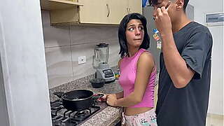 Mi pequeñ_a hermanastra quiere follar por primera vez en la cocina y le doy el mejor sexo de su vida. H.L.