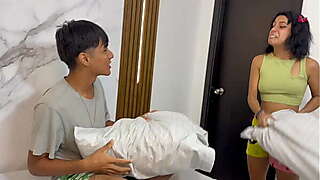 Lo que empezó_ como un juego caliente de hermanastros, terminó_ con una gran follada y una corrida en su coñ_o.