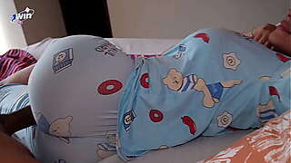 comparto cama con la novia de mi padrastro