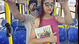 Estudande sendo encoxada por velho no onibus em pú_blico!