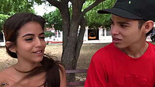 Demasiado grande para su apretado coñ_o - Ella se orinó_ a sí_ misma