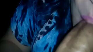 Gabriela Stokweel - Tirando leitinho do pau no carro