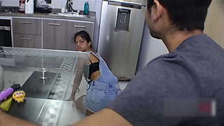 EMPLEADA INDIA SEDUCE A SU JEFE HASTA TERMINAR MONTANDO SU POLLA SIN PARAR Y RECIBIR UNA CARGA DE ESPERMA EN SU COÑ_O