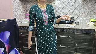 Indian Punjabi Stepmom Pat New Desi Chudai Full Gaaliyan Punjabi Full HD Desi Sardarni Stepmom Fuked Boond Mary in Kitchen