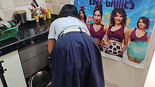 सर की वाइफ घर पर नहीं थी तो सर ने कॉलेज गर्ल को फोन करके घर पे बुलाया और उसको पैसा देकर उसका चूत चोदा