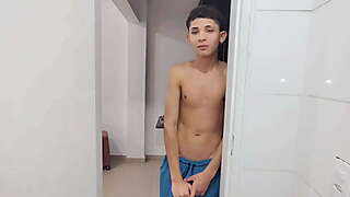 Filho se masturba vendo espiando sua madrasta sendo fudida pelo seu pai no banheiro, o cabaç_o ficou todo em choque ao ver sua madrasta ,mija (faz - xixi )na boca do seu pai ele bebeu tudo