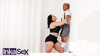 Ni&ntilde_era Fisicoculturista domina al hermanastro enano morboso.