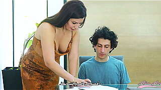 He doesn'_t have money to pay for her Class - AlinaAngel الينا انجل خلته يساعدها في بيتها بدل ديونه