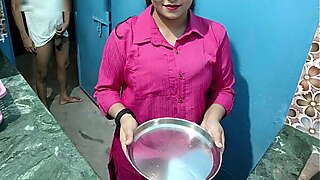 Desi Indian Beautiful Bhabhi ka Kitchen Me Dever Ke Sat Gapa Gap