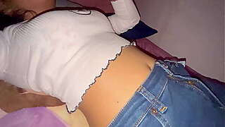 &iquest_WTF? &iexcl_Muy tierna, pero ya no es inocente! Mi hijastra se me pega todita con su Mini Short y se me encuera para que la folle