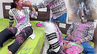 होली स्पेशल कोमल की बहन को कलर लगाने पहचा घुसाया अंदर