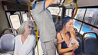 Trabalhador tira pau pra fora e encoxa mulheres dentro do &ocirc_nibus em p&uacute_blico!