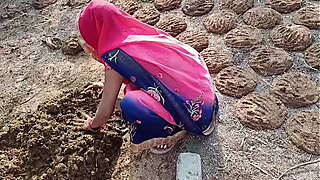 गांव वाली भाभी गांव किनारे गोवर थोपने गई चूत मरवाने लगी