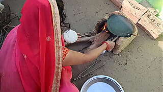 रसोई में रोटी बना रही थी देवर ने रोटी मांगी तो चूत दे दी गांव वाली भाभी