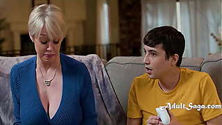 Gamer Meets His Stepmom'_s G-Spot