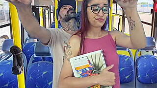 Estudande sendo encoxada por velho no onibus em publico!
