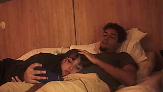 No puedo dejar de tocarme y tuve que poner mi pene en la boca de mi hermanastra (por poco nos descubren) FANTASIAHARDCORESEX