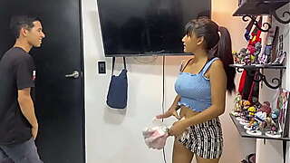 mientras hacia oficio seduzco a mi patron para que me folle bien duro