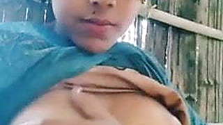 Indian girl shows boobs