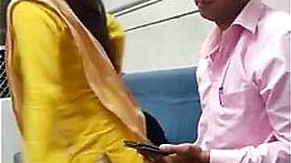 indian mumbai local train girl kissed her boyfriend