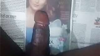 Cumtribut in Kareena face with audio