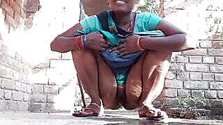 I'm pissing and fingering her cremie pussy,  Indian desi bhabhi pissing and fingering her cremie pussy