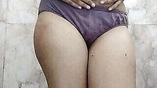 Moti chuchee wali ladki ko nahate hue dekhkar lund kada ho gya