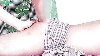 Desi ladaki apane yaar ko massag karake apane chut ka bhi massag karawaya