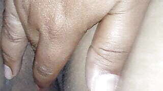 Behan ki garm chut dekh muth mari. Desi virgin pussy.