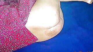 Neelam bhabhi so Rahi thi maine chupke se uske kapde khol kar chut me ungli dali to garm ho kar chudai