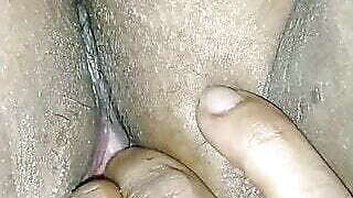 Amajn delivery boy fuk sonali and fingering when hubby hide and capture vdo. Bengali hot wife sonali invite you to fk