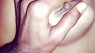 Padosi ladki ki chuchiyon ko main apne hathon se daba kar maze liye