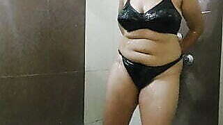 Bhabhi ji ne nahaya shower se