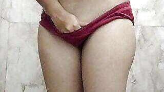 Wife ko nahate hue dekhkar banaya video