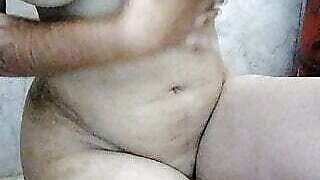 Desi bhen ko nangi nahate dekha hot teen