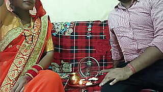 18 साल की खूब सूरत बीबी की पहली करवा चौथ चोद कर मनाया