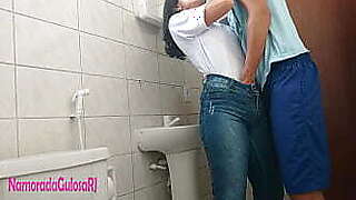 Eles fizeram isso no banheiro da empresa, espero que ningué_m descubra depois de nove meses