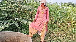 देसी स्टेप सिस्टर अपने छोटे भाई के साथ हिन्दी में चुदाई की गंदी गंदी बातें करते हुए मस्ती में सेक्स का मज़ा ले रही है हिंदी सेक्सी भागी