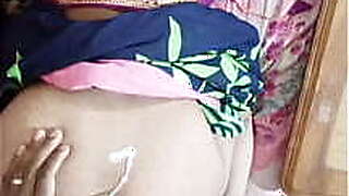 घर का किराया लेने आए मकान मालिक के।सामने घोड़ी बनकर भाभीजी ३ महीने का किराया एक साथ चुका रही है