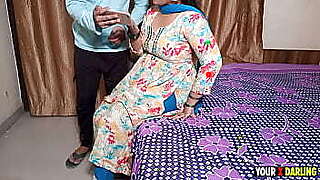 Saggi Mausi Ko Porn Video Dikha Ke Pel Diya Londe Ne Sahi Khel Gaya